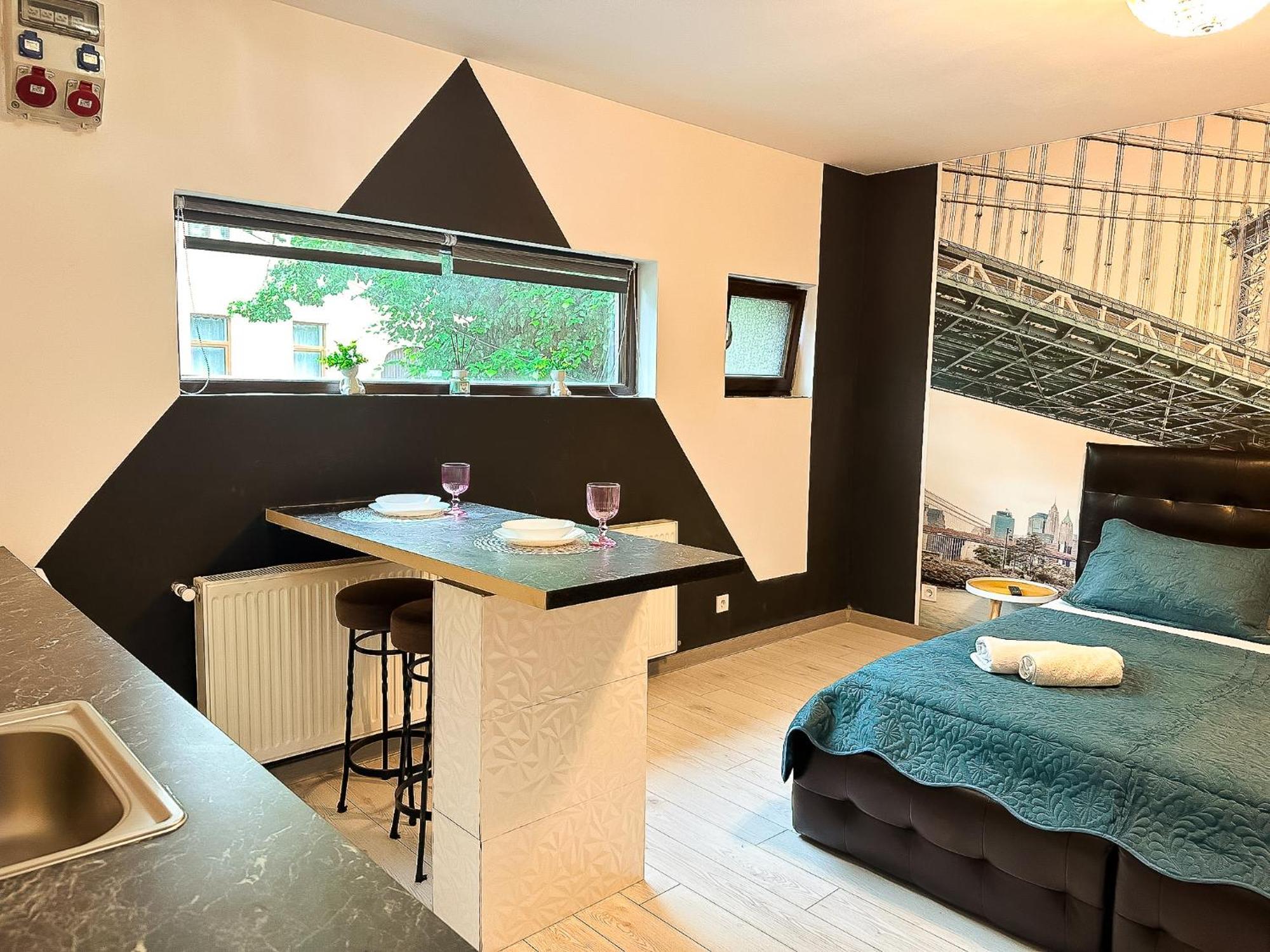 The Bridge - Central Studio With Free Parking Craiova Eksteriør billede